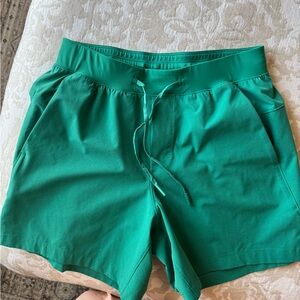 Men’s Lululemon License to Train 5” Short Small, Green